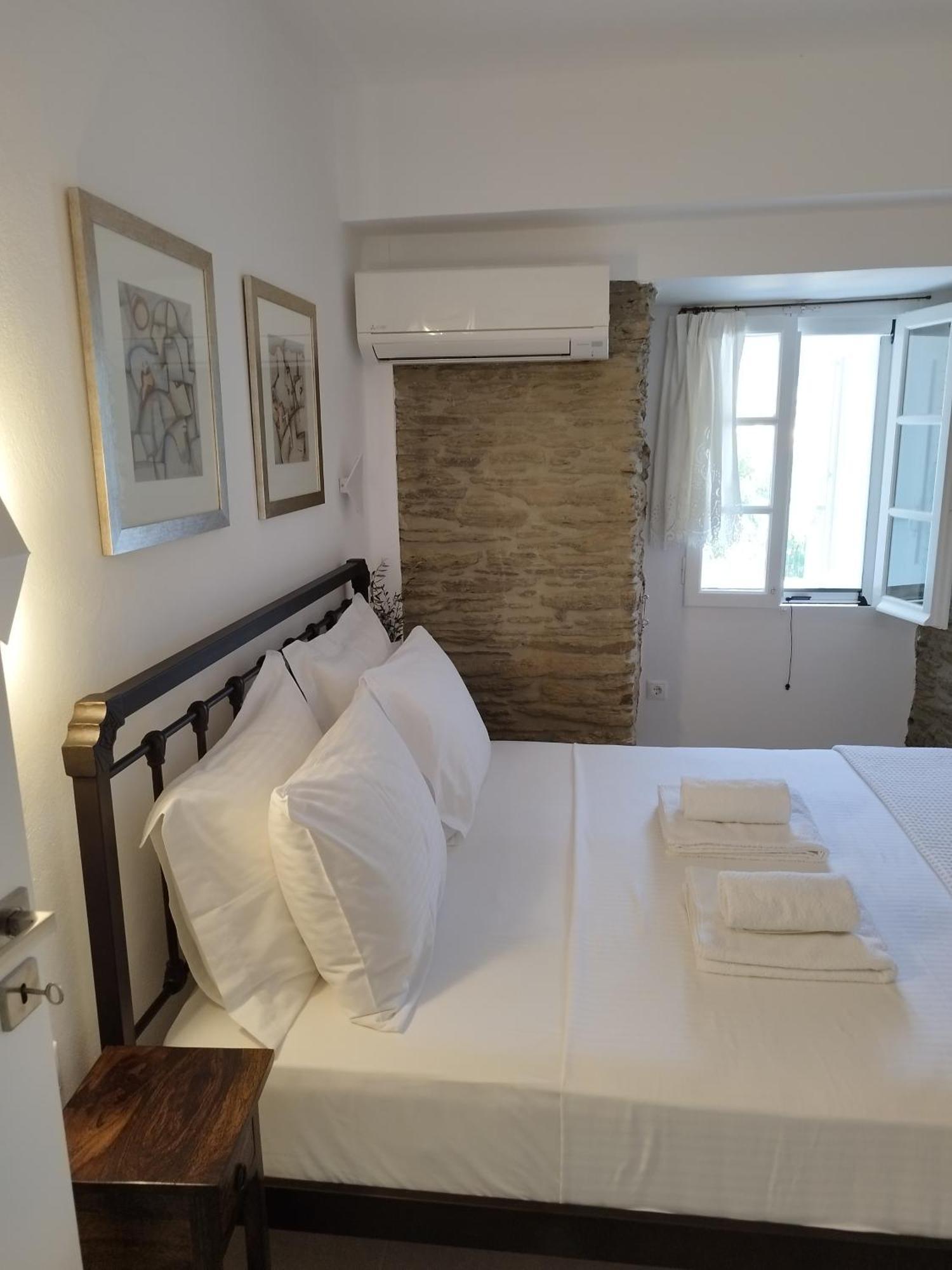 Korina'S Suites Ándros Екстериор снимка