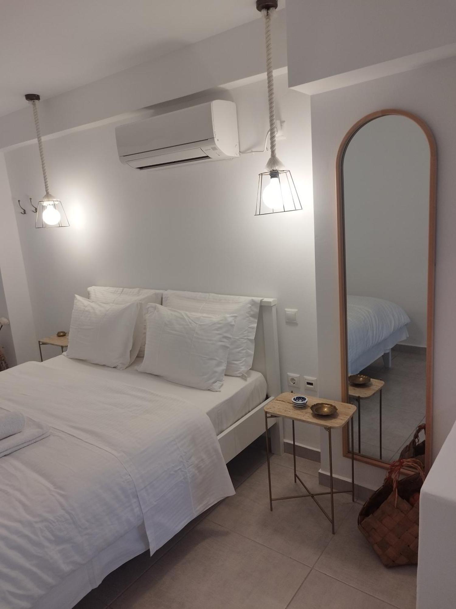 Korina'S Suites Ándros Екстериор снимка
