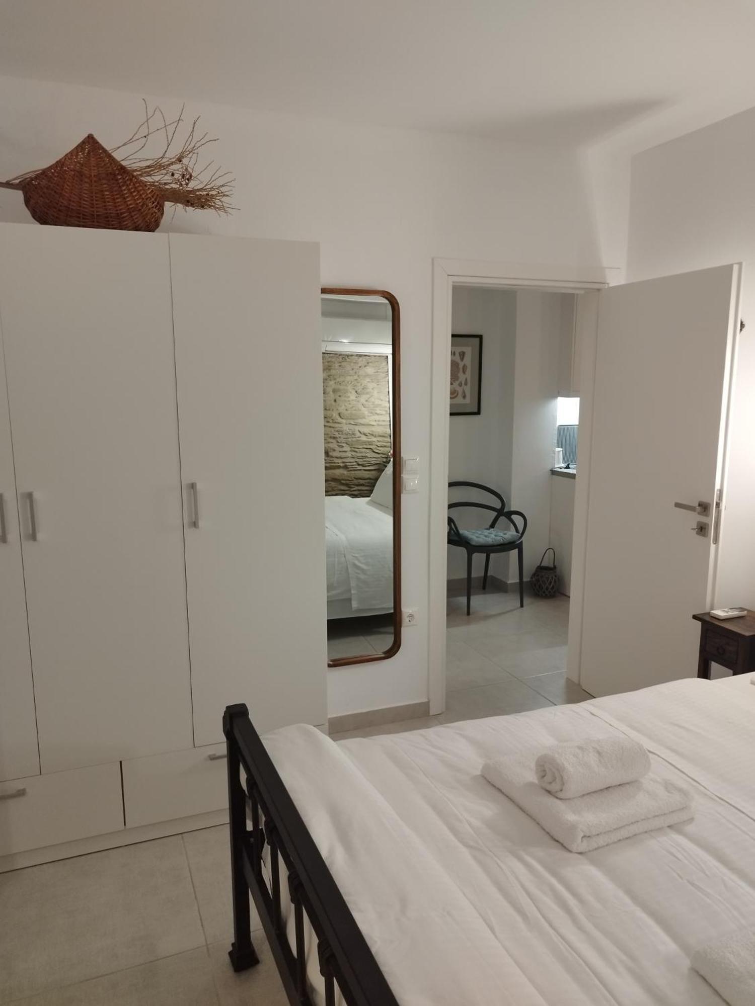 Korina'S Suites Ándros Екстериор снимка